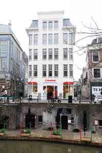 913256 Gezicht op de voorgevel en werfkelder van het pand Oudegracht 161 (drogisterij Kruidvat) te Utrecht; vanaf de ...